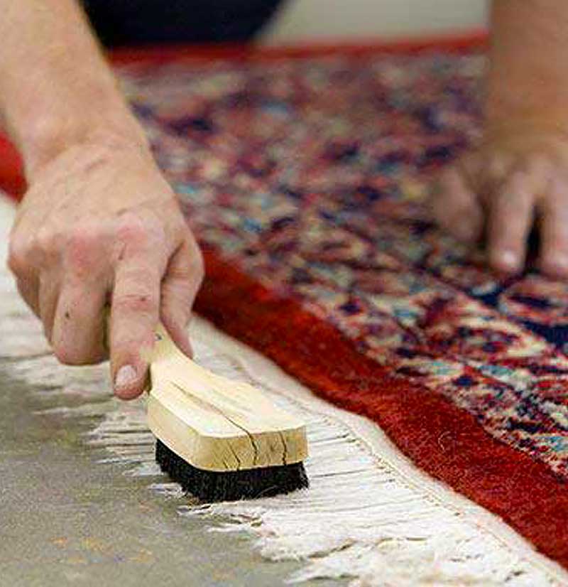 Nettoyage de tapis à l'ancienne - PATRETAPIS dans toute la France : Nettoyage de tapis : dépoussiérage en profondeur, fixation des couleurs des tapis anciens, nettoyage artisanal à la main, désinfection naturelle, séchage contrôlé, inspection finale du tapis. Intervention dans toute la France