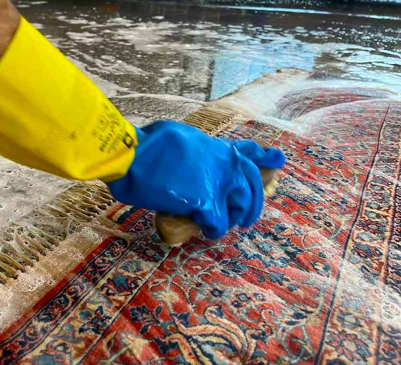 Nettoyage de tapis à l'ancienne - PATRETAPIS dans toute la France : Nettoyage de tapis : dépoussiérage en profondeur, fixation des couleurs des tapis anciens, nettoyage artisanal à la main, désinfection naturelle, séchage contrôlé, inspection finale du tapis. Intervention dans toute la France