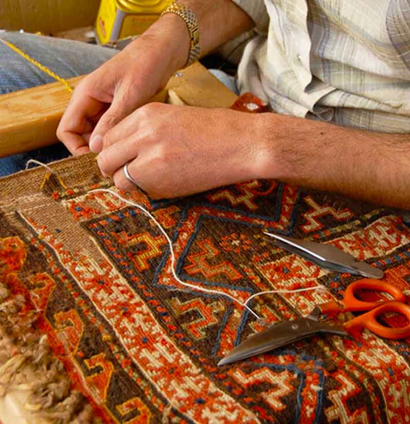 PATRETAPIS : vente, rachat, restauration et réparation de tapis, nettoyage de tapis, ravivement des couleurs ... dans toute la France. Artisanat et Savoir-Faire au Service de Vos Tapis : Nettoyage de tapis : dépoussiérage en profondeur, fixation des couleurs des tapis anciens, nettoyage artisanal à la main, désinfection naturelle, séchage contrôlé, inspection finale du tapis. Restauration et réparation de tapis : Réparation des lisières, restatuarion des franges, traitement des trames. Relainage de tapis et reconstitution du velours, création de teinte pour tapis, ravivement des couleurs de vos tapis. Intervention dans toute la France