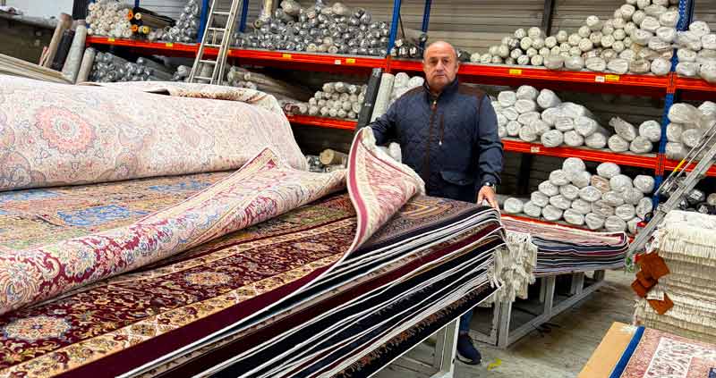 PATRETAPIS : vente, rachat, restauration et réparation de tapis, nettoyage de tapis, ravivement des couleurs ... dans toute la France. Artisanat et Savoir-Faire au Service de Vos Tapis : Nettoyage de tapis : dépoussiérage en profondeur, fixation des couleurs des tapis anciens, nettoyage artisanal à la main, désinfection naturelle, séchage contrôlé, inspection finale du tapis. Restauration et réparation de tapis : Réparation des lisières, restatuarion des franges, traitement des trames. Relainage de tapis et reconstitution du velours, création de teinte pour tapis, ravivement des couleurs de vos tapis. Intervention dans toute la France