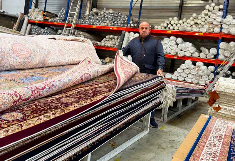 PATRETAPIS : vente, rachat, restauration et réparation de tapis, nettoyage de tapis, ravivement des couleurs ... dans toute la France. Artisanat et Savoir-Faire au Service de Vos Tapis : Nettoyage de tapis : dépoussiérage en profondeur, fixation des couleurs des tapis anciens, nettoyage artisanal à la main, désinfection naturelle, séchage contrôlé, inspection finale du tapis. Restauration et réparation de tapis : Réparation des lisières, restatuarion des franges, traitement des trames. Relainage de tapis et reconstitution du velours, création de teinte pour tapis, ravivement des couleurs de vos tapis. Intervention dans toute  la France